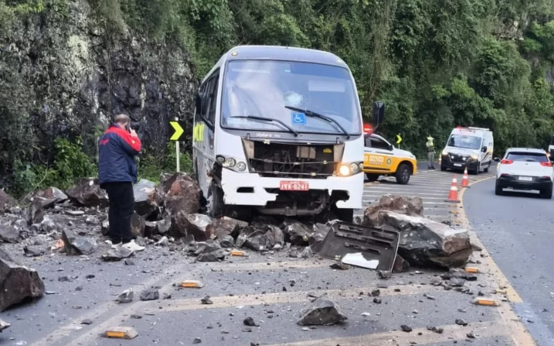 VÍDEO: Deslizamento de pedras atinge micro-ônibus na RS-115 abc+
