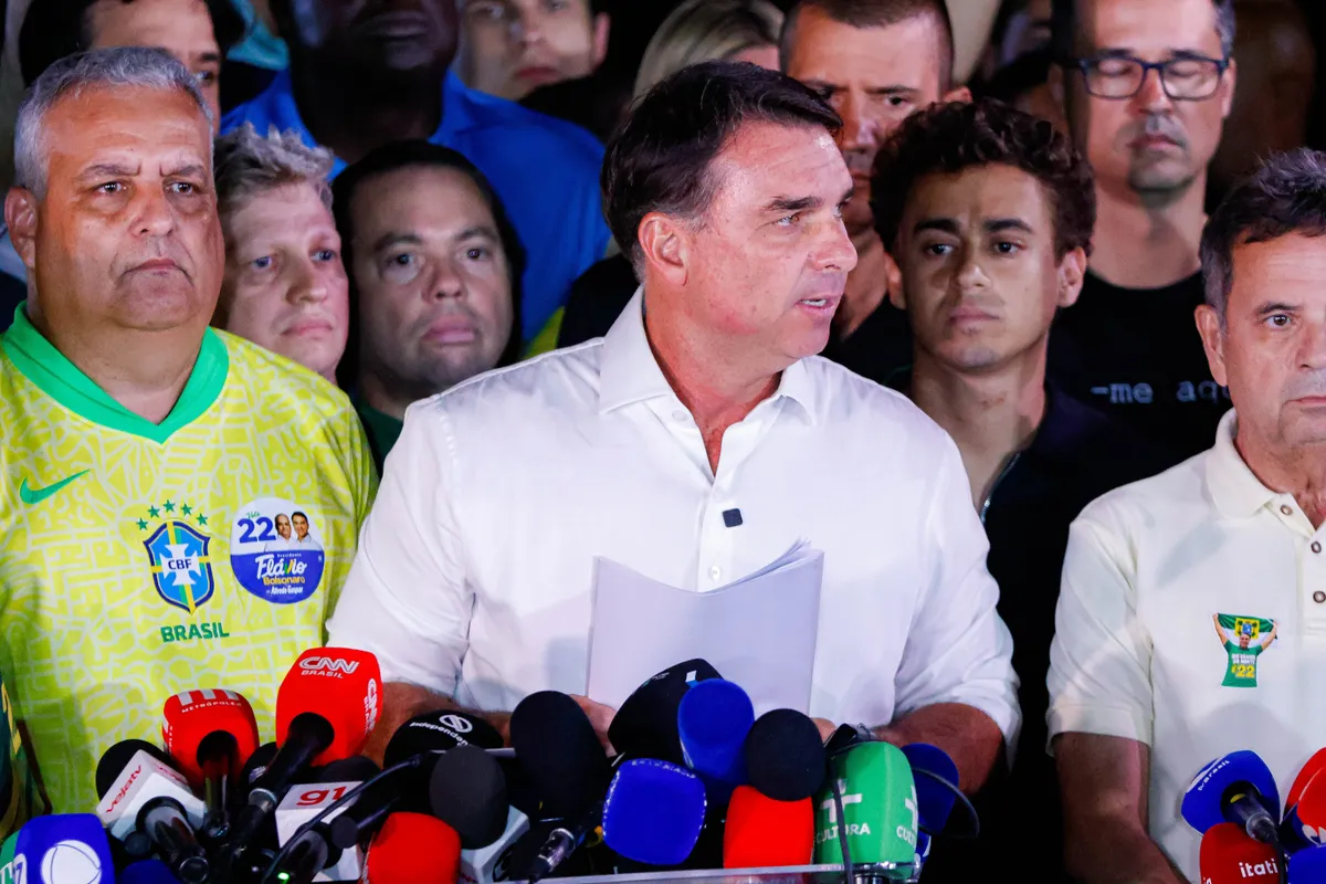 Porta-voz do governo Milei nega que Flávio Bolsonaro tenha pedido asilo político