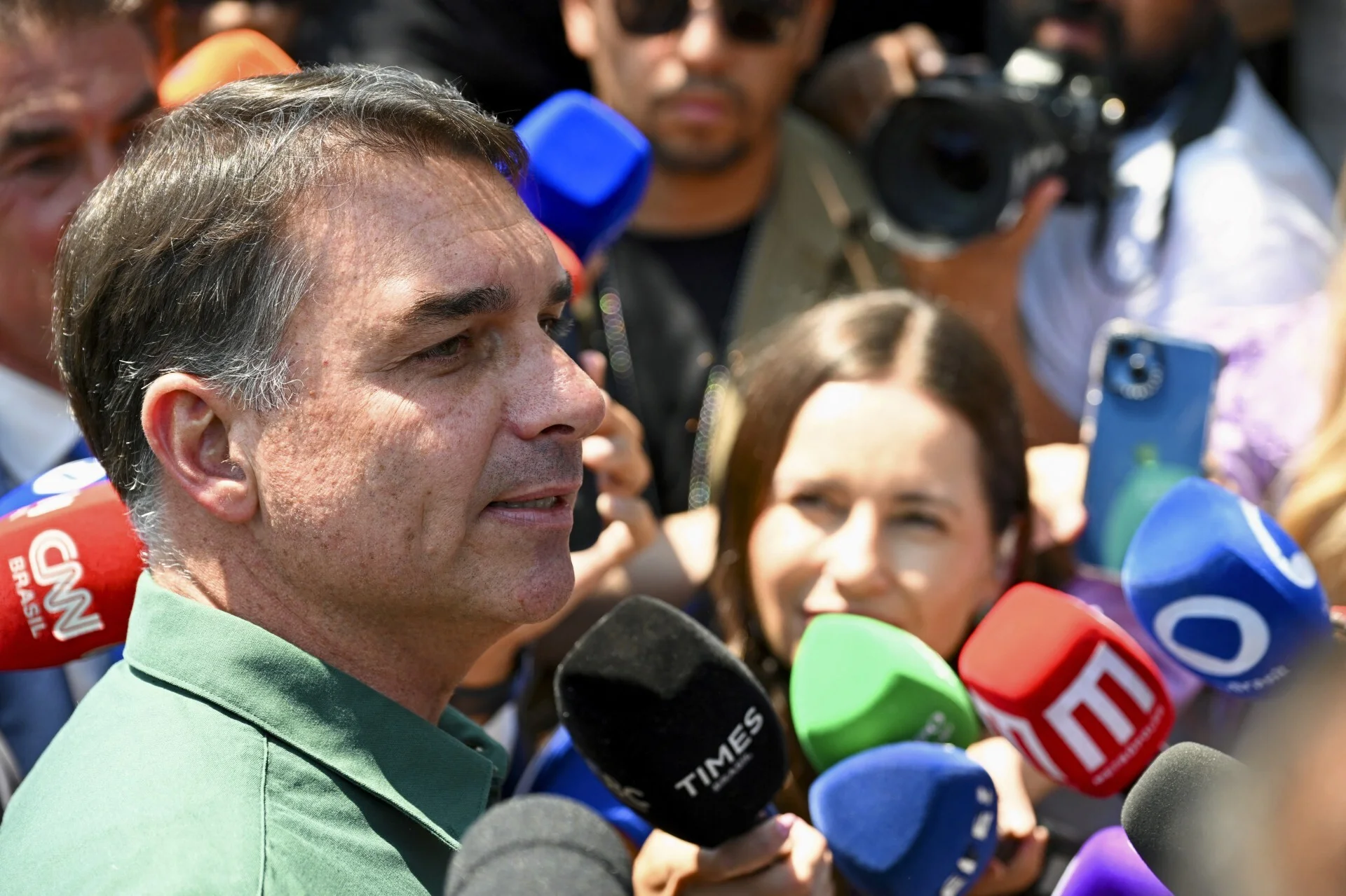 Piloto afirma que nome de Flávio Bolsonaro está em lista de voo à Argentina abc+