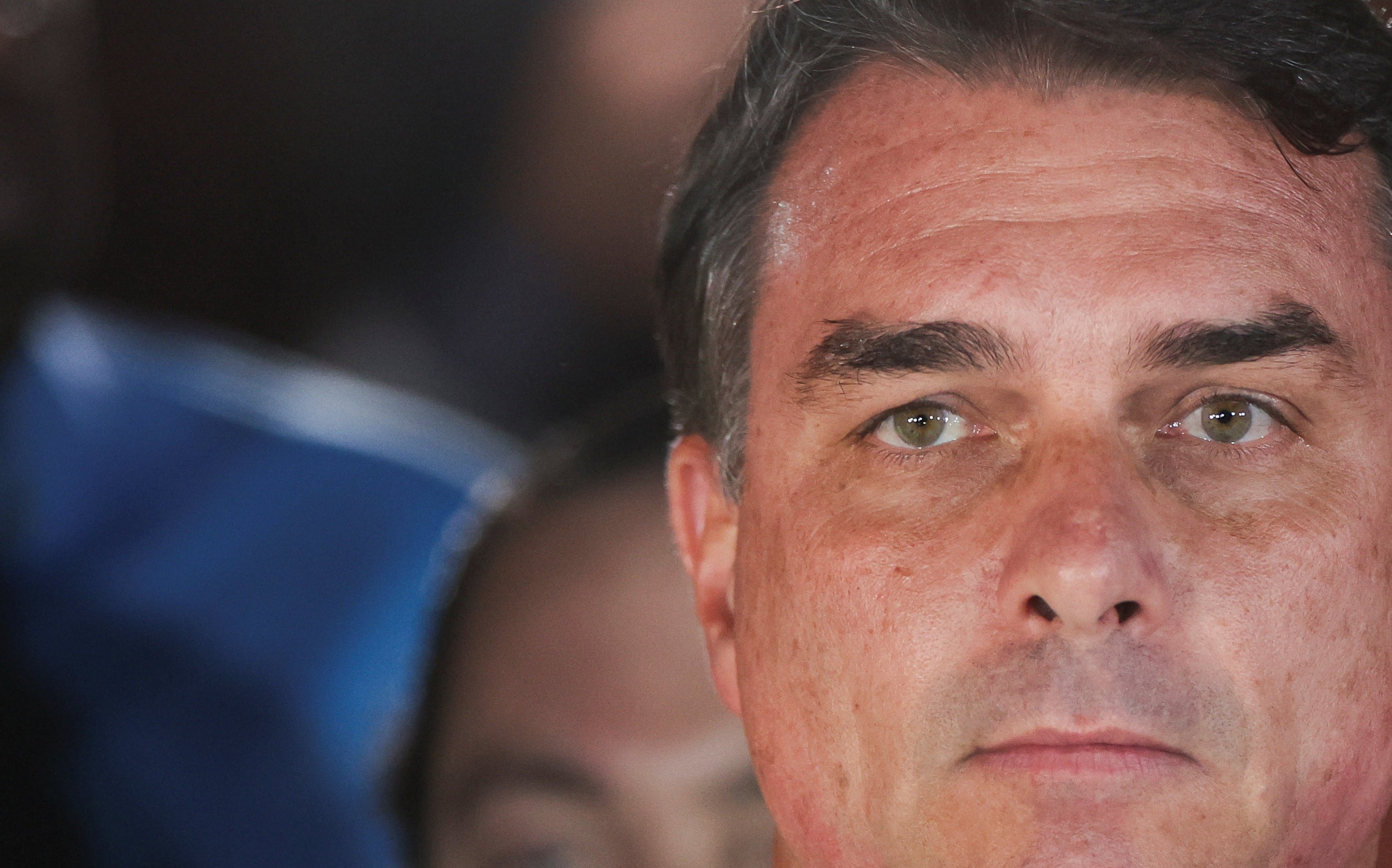 Agência de notícias diz que Flávio Bolsonaro está a caminho dos EUA, segundo fontes anônimas G1