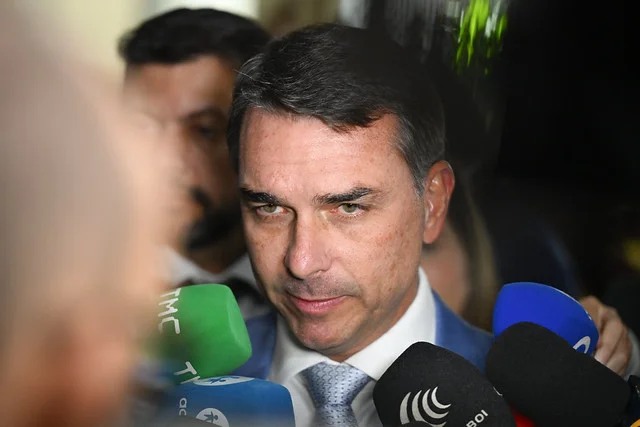 Flávio Bolsonaro teria entrado a pé na Argentina e mudado planos após jornal noticiar viagem na madrugada abc+