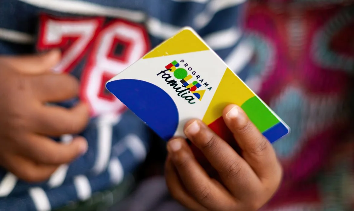Alerta de fake news : Governo desmente boatos sobre mudança no fim da escala 6x1 e corte no Bolsa Família e Gás do Povo abc+