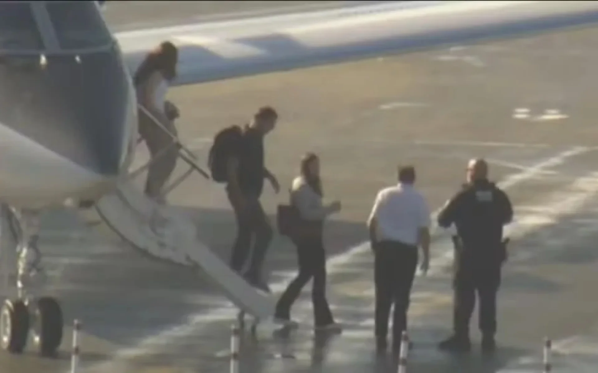 Avião com Flávio Bolsonaro e família pousa em Miami, nos Estados Unidos abc+