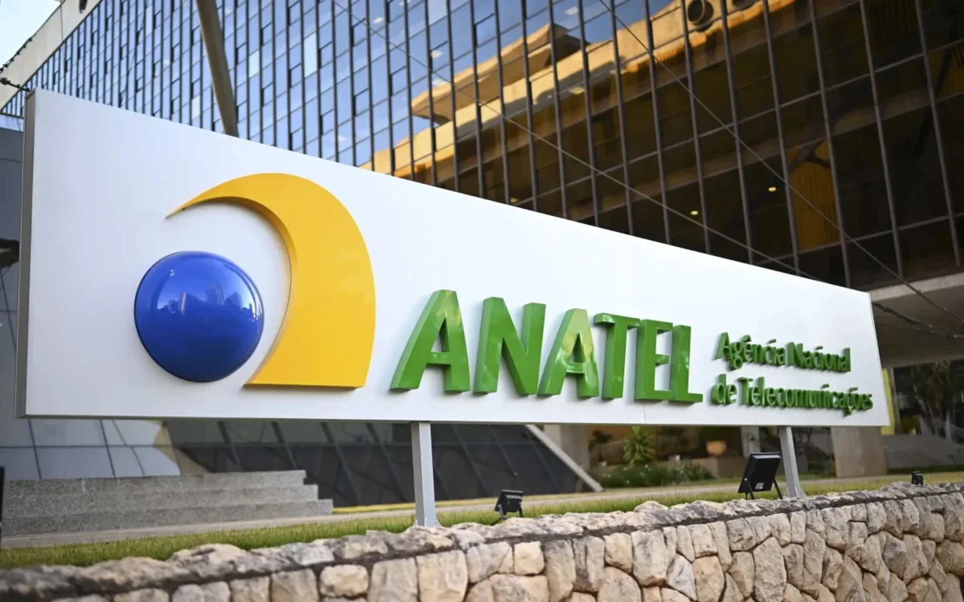Para combater golpes, Anatel torna biometria facial obrigatória para linhas de celular a partir de 2027 abc+
