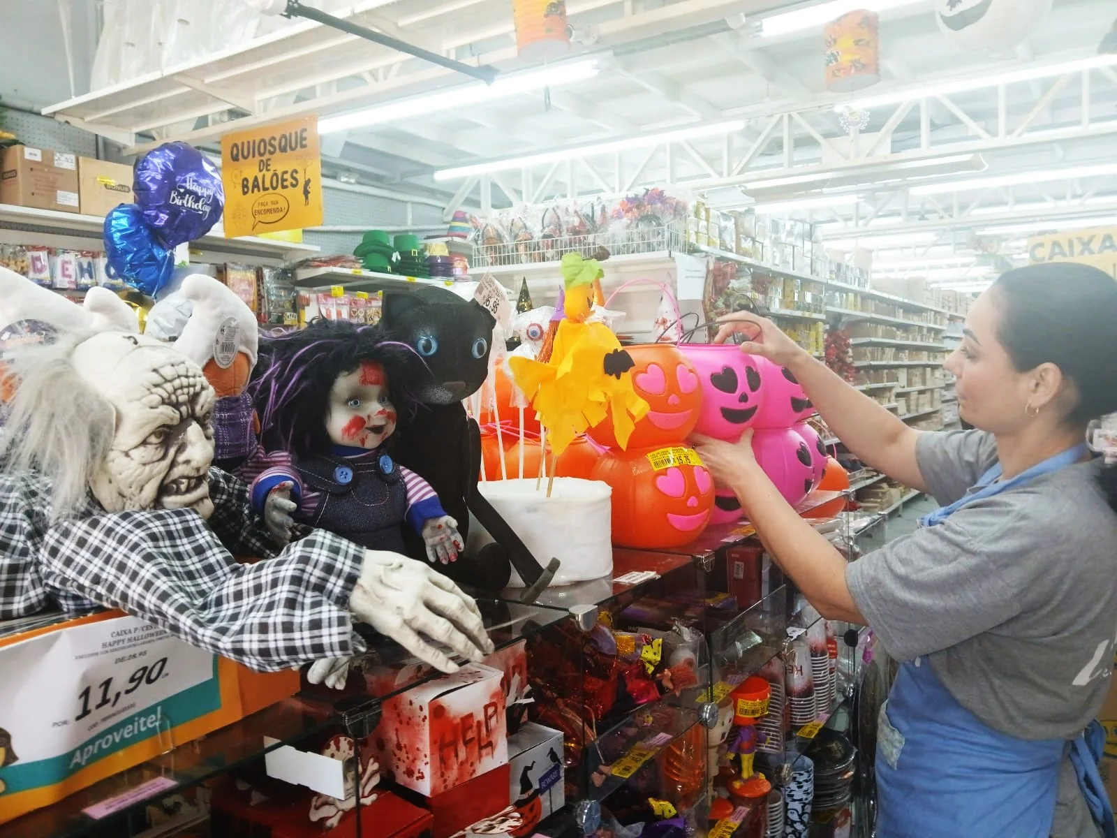 Eles vêm atrás de sangue : Halloween movimenta comércio e tem vendas em alta em Canoas abc+