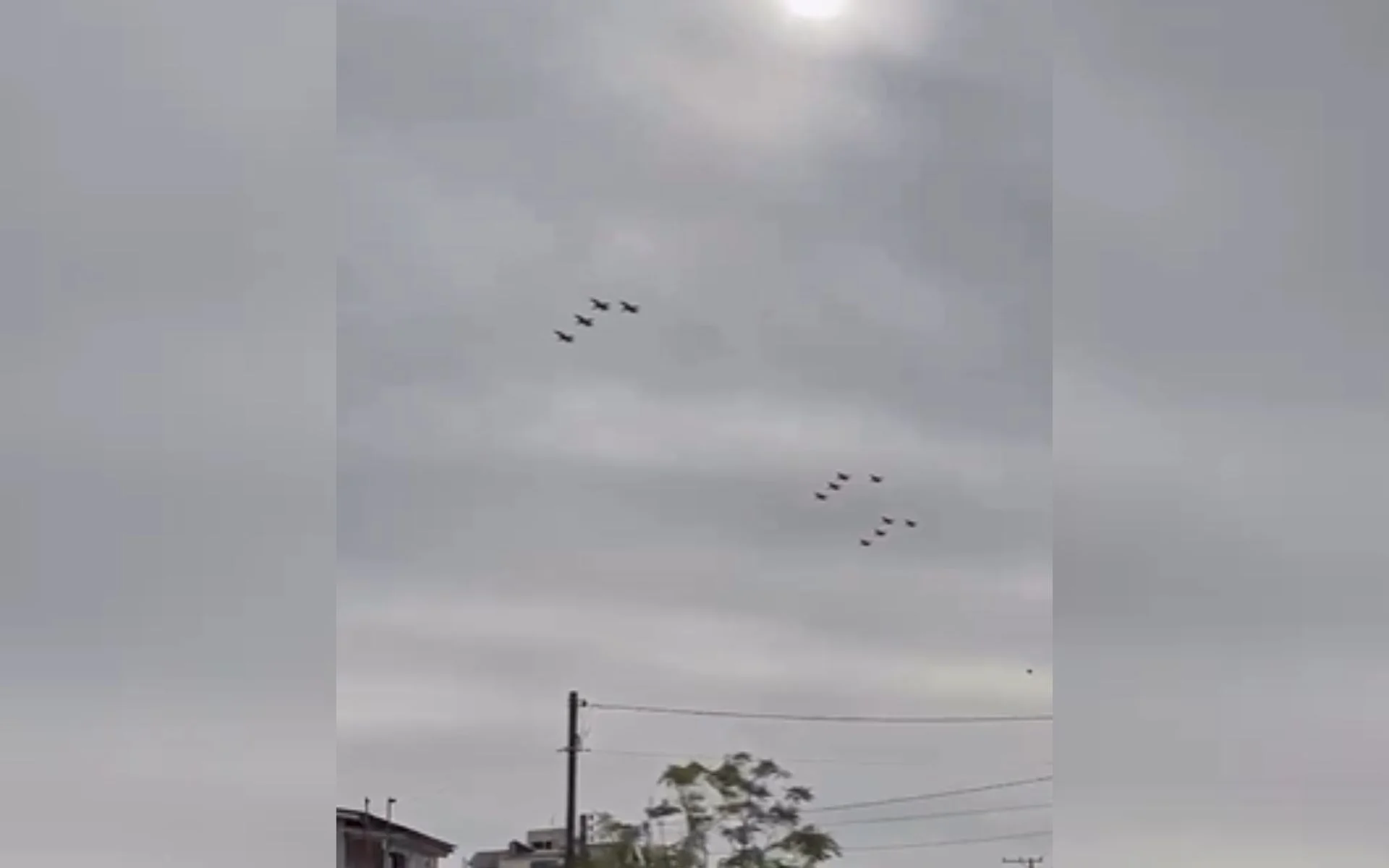 VÍDEO: Doze caças sobrevoam Canoas ao mesmo tempo abc+