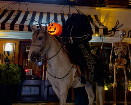 Halloween invade as ruas do Centro de Gramado e cavaleiro sem cabeça chama atenção de pedestres abc+