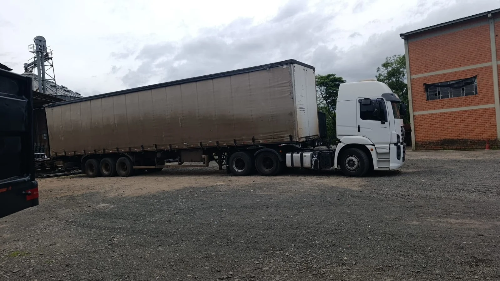 Carreta roubada é encontrada em oficina e proprietário é preso por receptação em Nova Santa Rita abc+