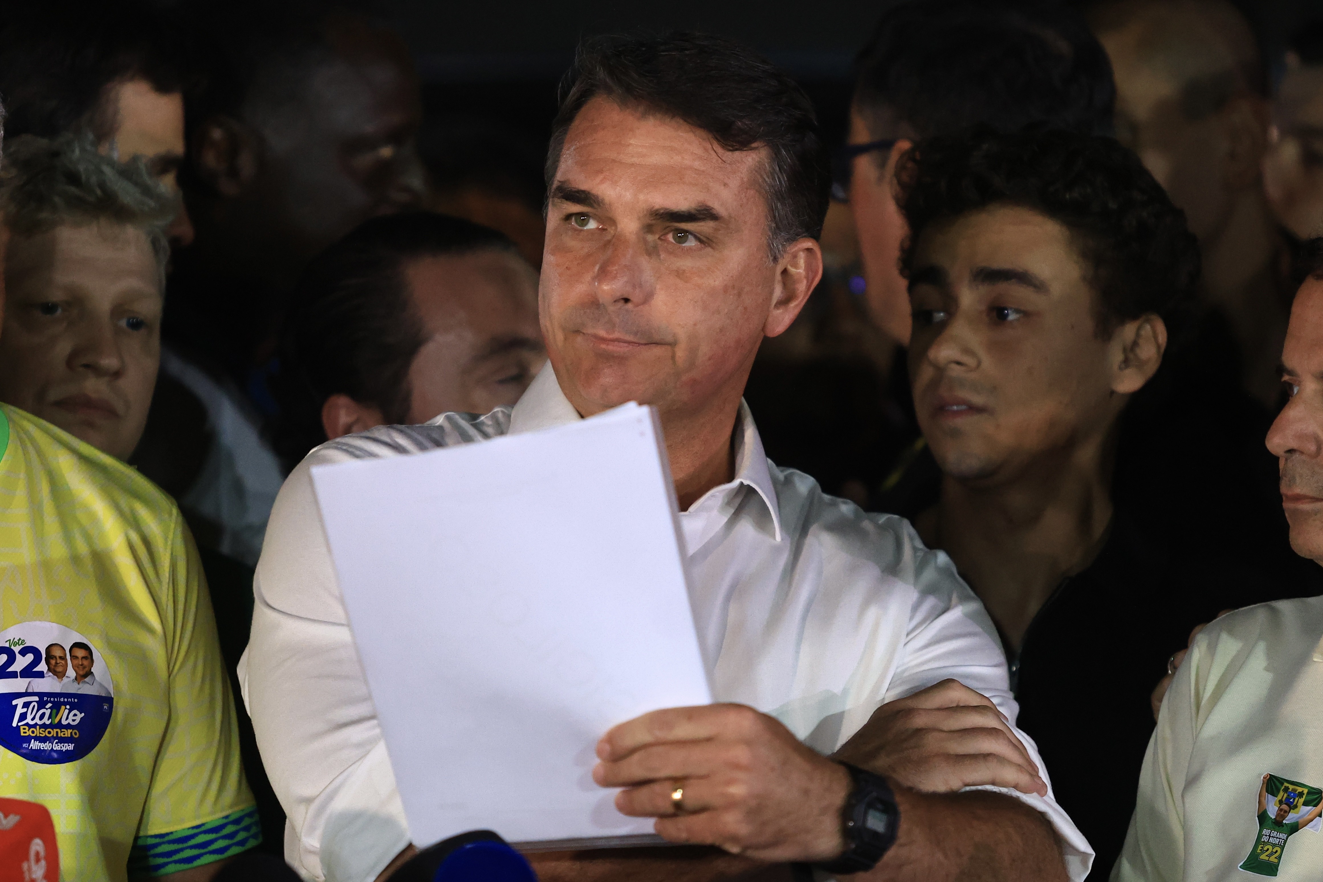 Reunião de emergência, script abandonado e medo de ser preso: os bastidores da noite em que Flávio Bolsonaro foi derrotado
