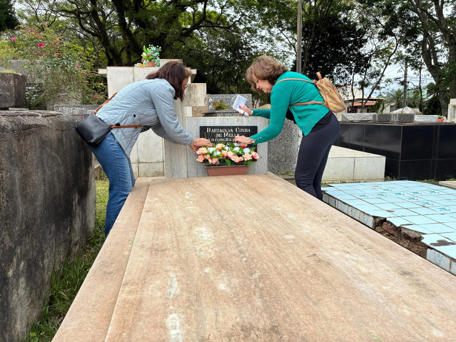 Com feriadão pela frente, famílias antecipam visitas aos cemitérios abc+