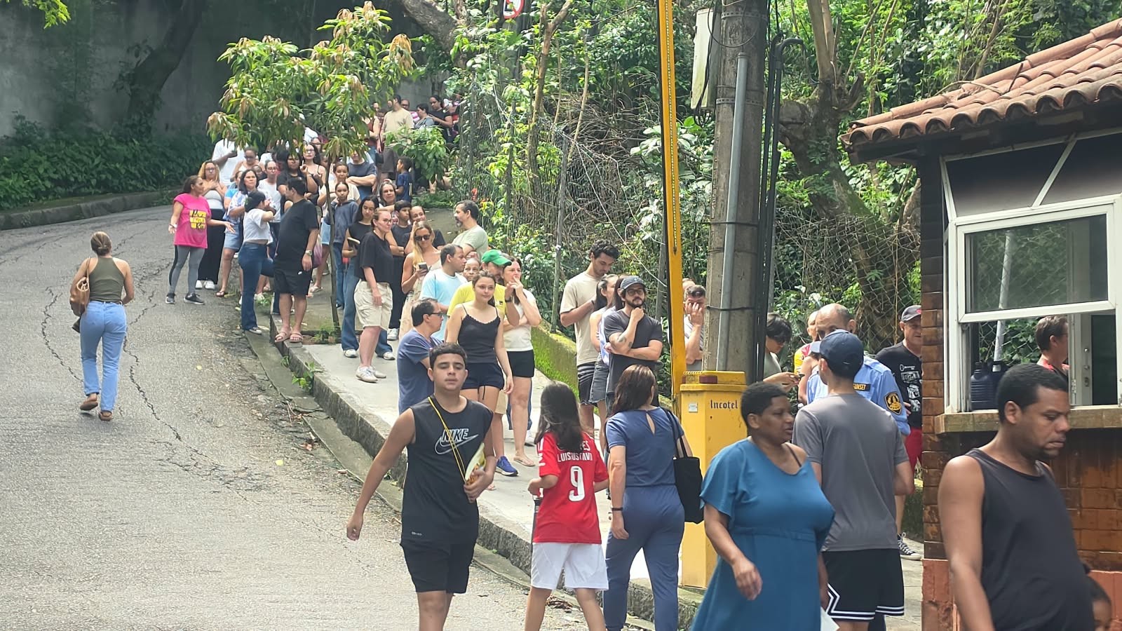 Vacina ACWY: cariocas fazem filas em postos e esgotam imunizante no Rio