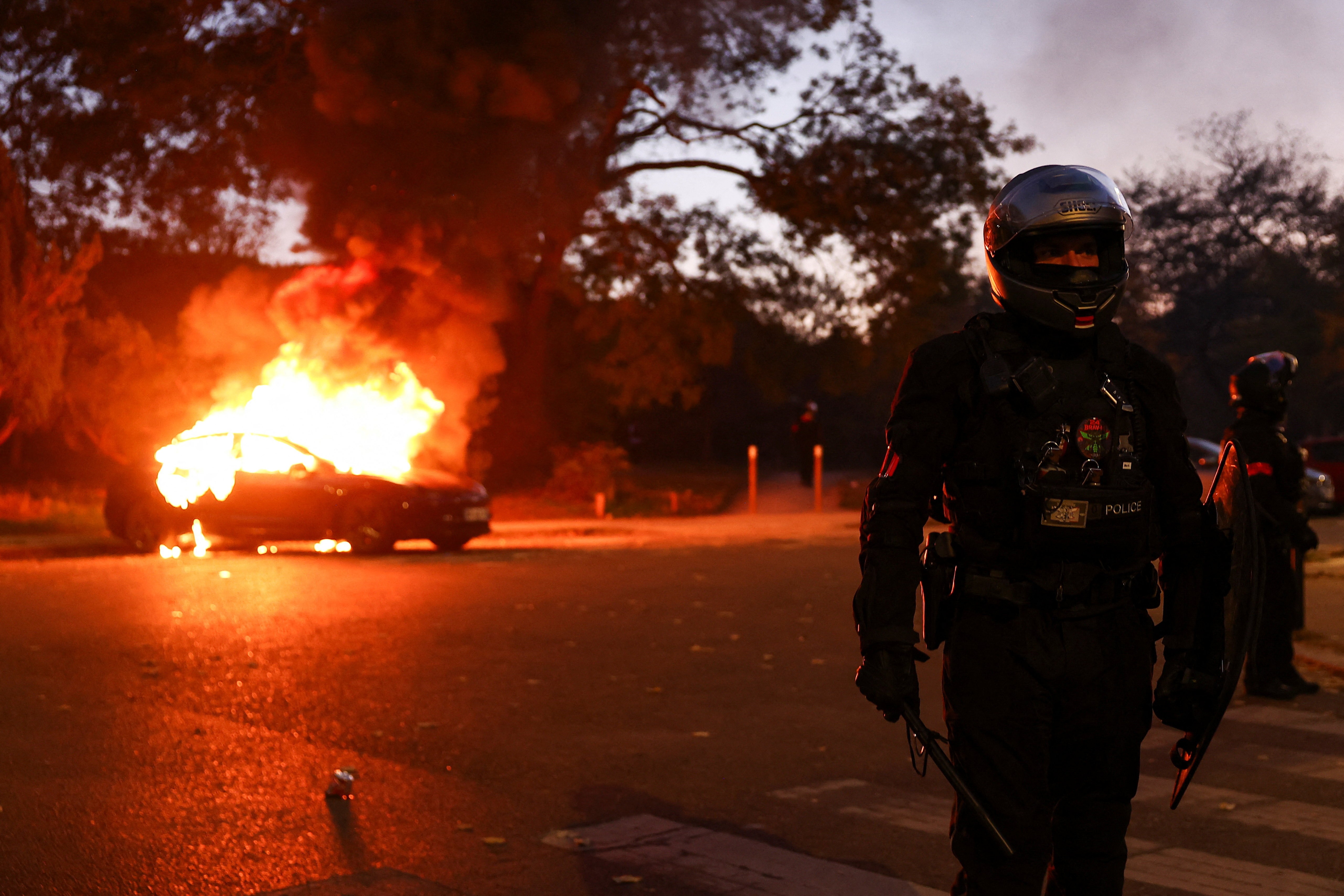 Confrontos e carros incendiados marcam protestos na França veja fotos G1